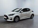 une Toyota Yaris blanche garée dans une pièce blanche
