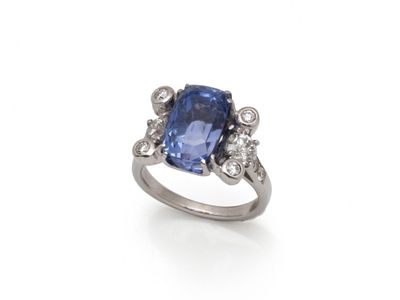 une bague en saphir et diamant