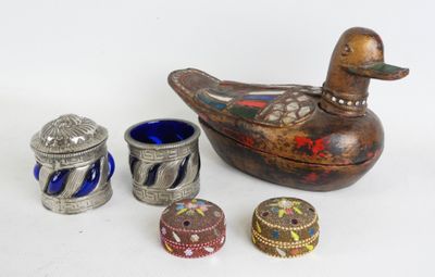 une figurine de canard et d'autres objets décoratifs posés sur une table