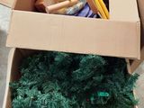 une boîte en carton contenant plusieurs sapins de Noël