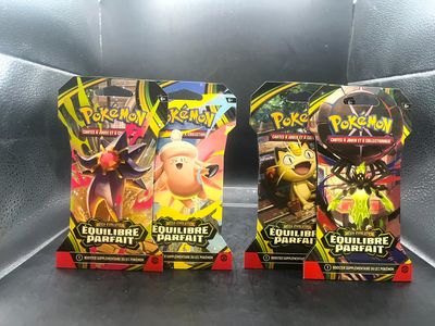 deux paquets de cartes à collectionner Pokémon posés sur une table