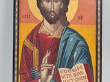 un tableau représentant Jésus tenant un livre dans sa main droite