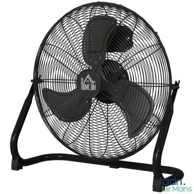 gros plan d'un ventilateur sur un support sur fond blanc