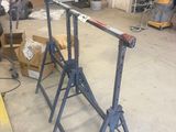 une photo d'un garage avec beaucoup d'outils sur le sol