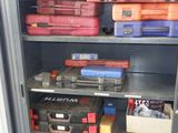 une armoire métallique sur laquelle sont posés de nombreux outils