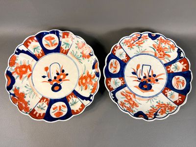 CHINE. Deux assiettes en porcelaine à décor dans le goût Ima…