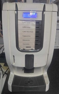 une machine à café exposée dans un magasin