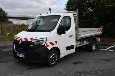 un camion blanc garé dans un parking