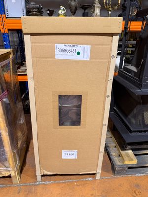 une boîte en carton posée sur une palette dans un entrepôt