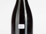 une bouteille de vin posée sur une table