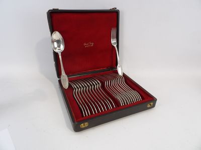 une boîte contenant un jeu de fourchettes et de cuillères