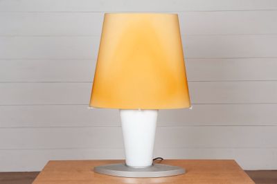 une lampe posée sur une table en bois