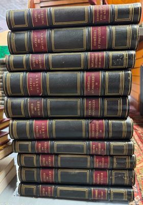 des livres empilés les uns sur les autres sur une table dans une pièce