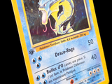 gros plan d'une carte pokemon sur fond noir