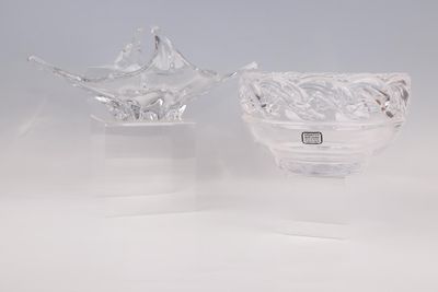 deux bols en verre posés sur une surface blanche