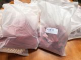deux sacs de viande posés sur une table en bois