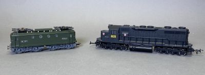deux petits trains assis côte à côte sur une surface blanche