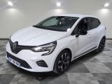 la voiture blanche est garée sur le sol à carreaux d'un garage