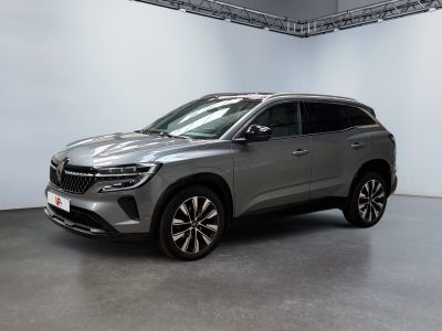 un SUV argenté garé dans un garage aux murs blancs