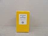 gros plan d'une boîte de parfum sur une table