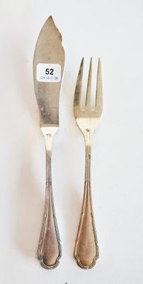 deux fourchettes et une cuillère sur une table blanche