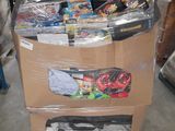 une boîte en carton contenant un certain nombre d'objets