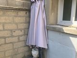 un parapluie posé à l'extérieur d'un immeuble, près d'une fenêtre