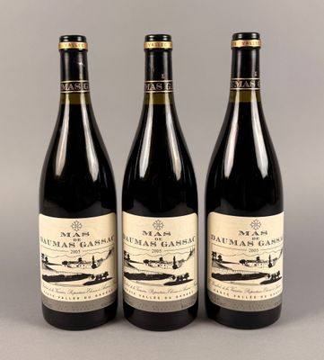 trois bouteilles de vin posées l'une à côté de l'autre sur une table