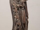 statue d'une femme tenant un enfant dans ses bras