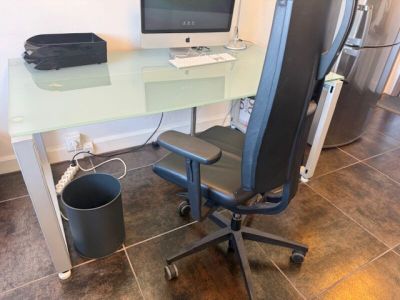 un bureau équipé d'un ordinateur et d'une imprimante
