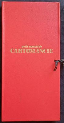 un vieux livre rouge sur lequel est inscrit en lettres dorées le mot « carbinenate »