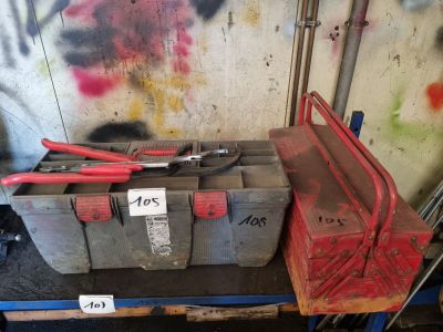 certains outils sont posés sur un chariot dans un garage