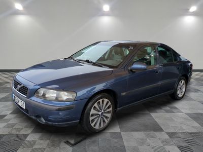 la photo d'une voiture bleue garée dans un garage