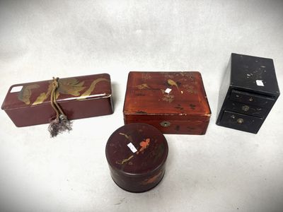 trois petites boîtes en bois posées l'une à côté de l'autre sur une surface blanche