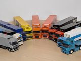 Plusieurs camions miniatures sont disposés en cercle sur une table en bois.