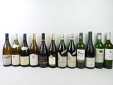 plusieurs bouteilles de vin sont alignées sur une surface blanche