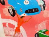 un tableau représentant une femme en robe rouge et une voiture bleue