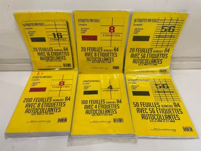 six livres jaunes sont empilés les uns sur les autres sur une table