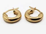 une paire de boucles d'oreilles en or sur fond blanc