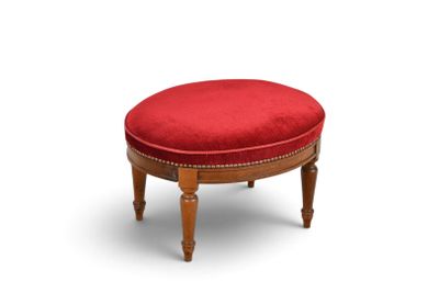 une photo d'un pouf rouge avec des pieds en bois et un coussin rouge