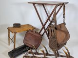 une petite table sur laquelle se trouvent un sac et un sac à main
