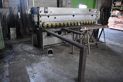 une photo d'une machine qui travaille sur une pièce de métal