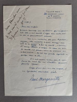 une vieille lettre manuscrite d'un homme tenant un bout de papier sur lequel sont inscrits des mots