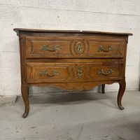 Une commode en bois fruitier ouvrant par deux larges tiroirs… (photo 3)
