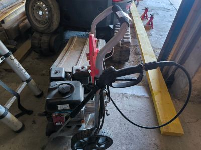 une petite machine qui se trouve dans un garage