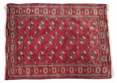 un tapis rouge orné d'un motif en losanges