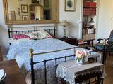 une chambre avec un lit et une chaise