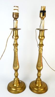 Paire de bougeoirs en bronze. Montés en lampe.