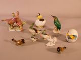 de nombreuses figurines d'oiseaux posées sur une table