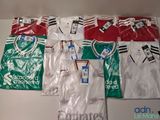 Plusieurs maillots de foot sont rangés dans des sacs en plastique sur une table